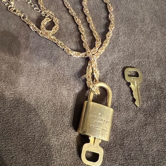 Louis Vuitton # 301 Lock With 2 Keys and Unbranded Chain - Picture 4 of 10